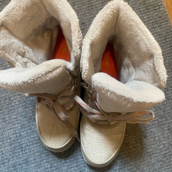 Sorel size 8 snow boots, worn twice - Picture 8 of 8